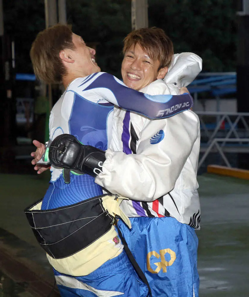 3着の峰（左）に祝福される優勝した平本（撮影・久冨木　修）