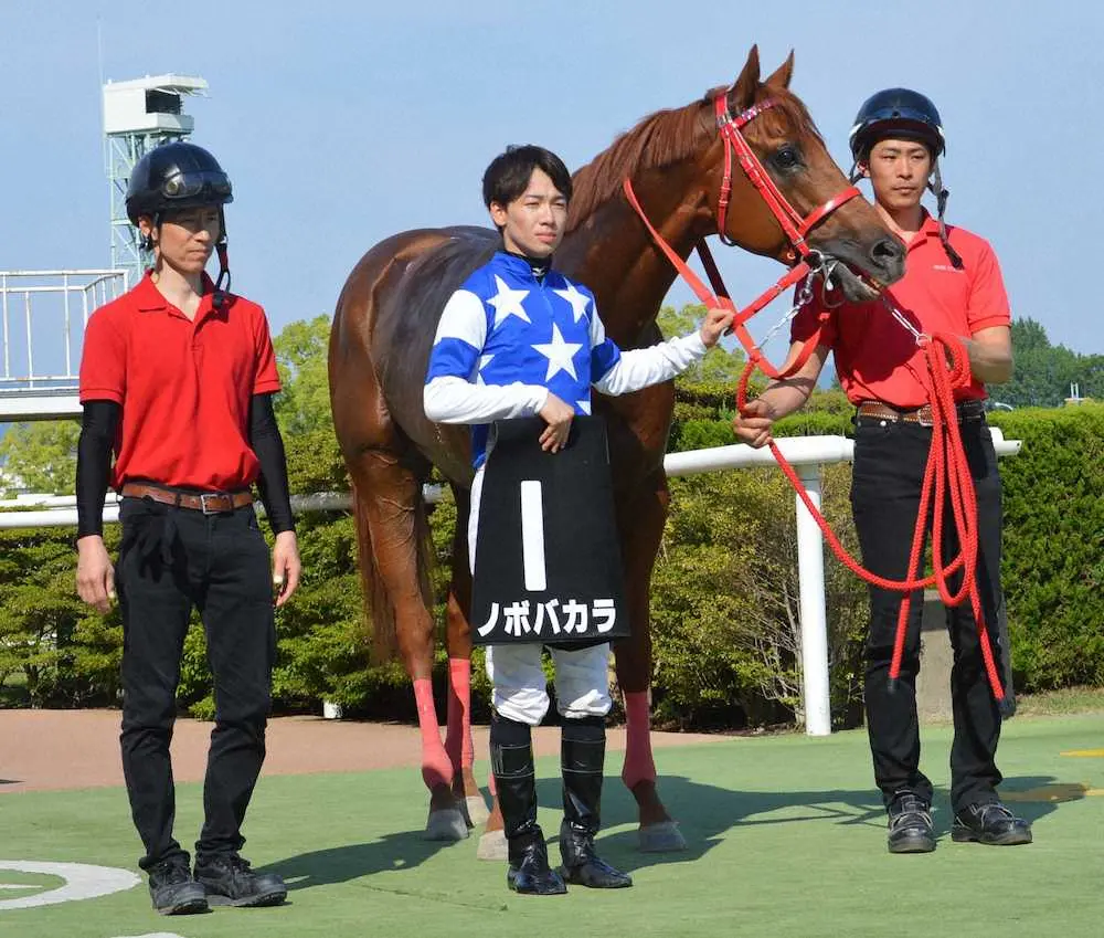 19年の栗東Sを制したノボバカラと松山（中）
