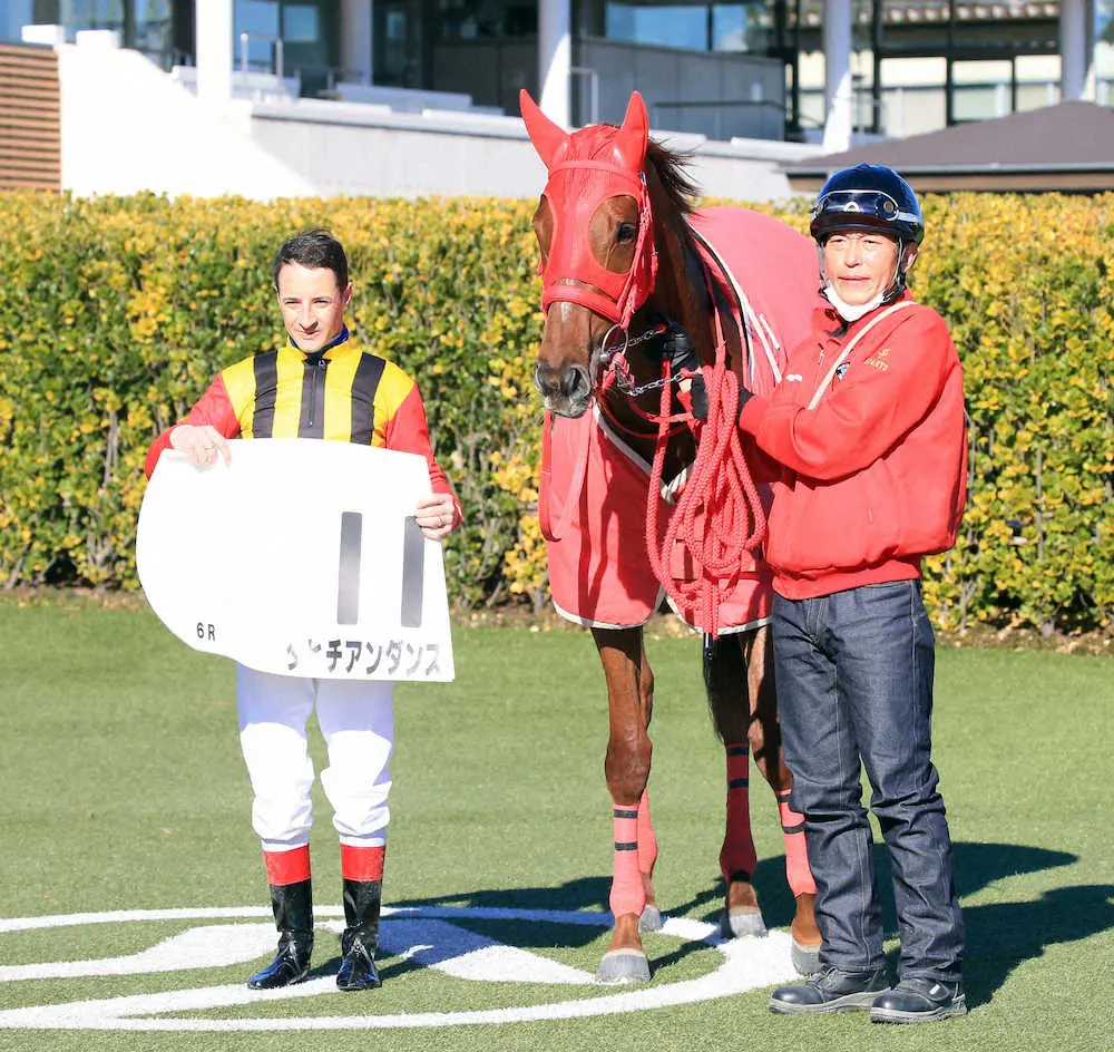＜中山6R　新馬戦＞大差で新馬戦を制したタヒチアンダンスとルメール（左）　（撮影・西川　祐介）