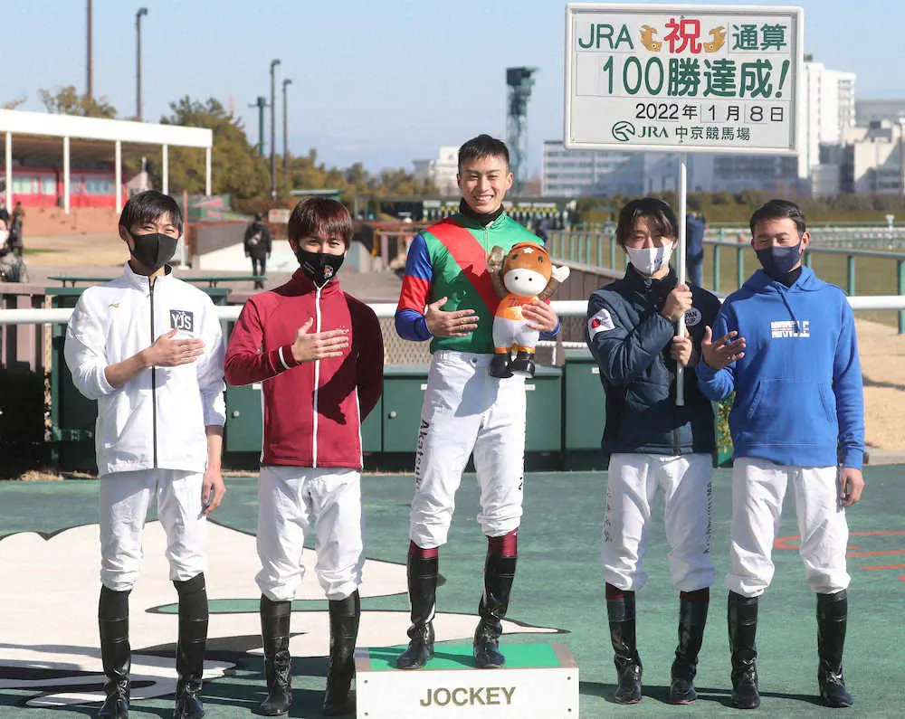 ＜中京4R・3歳新馬戦＞4Rの新馬戦を制しJRA通算100勝を達成、笑顔でポーズを決める富田＝中央（撮影・椎名　航）