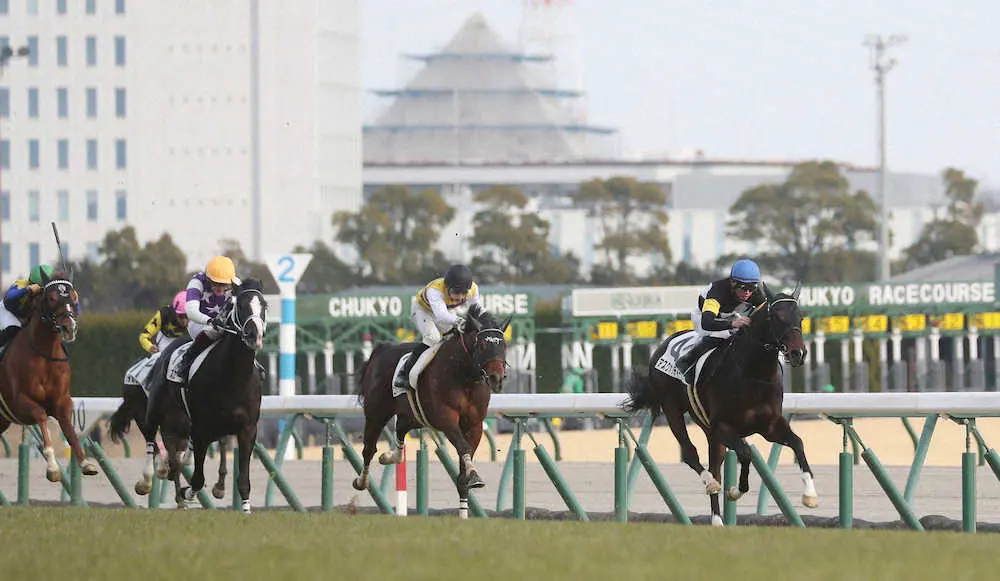 ＜中京6R・3歳新馬戦＞最後の直線で抜け出し、新馬戦を制す岩田望騎乗のアスクオンディープ＝右（撮影・椎名　航）