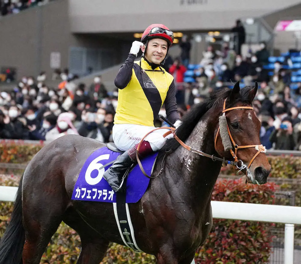 フェブラリーステークスを連覇したカフェファラオ。鞍上の福永は笑顔でガッツポーズ（撮影・郡司　修）