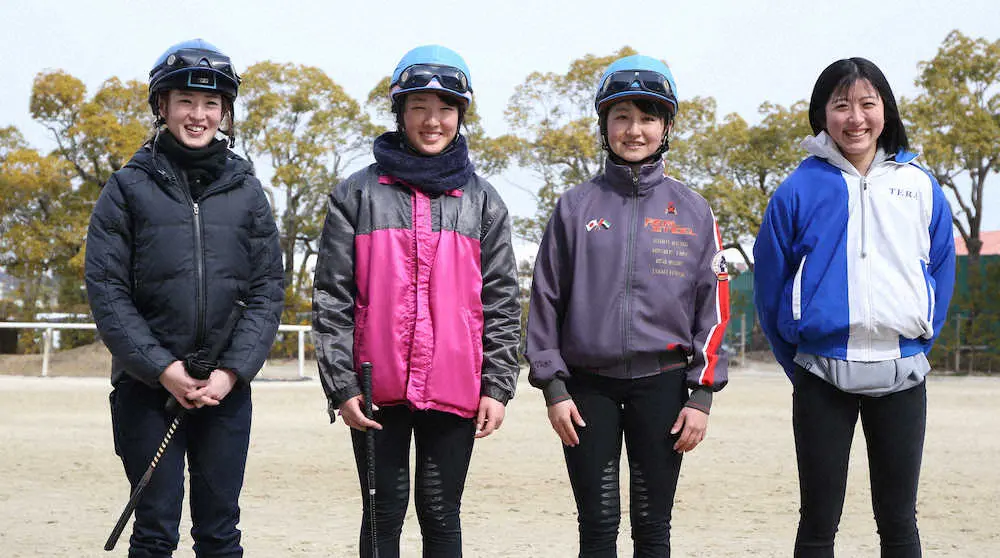 笑顔で集合写真に納まる（左から）藤田菜七子騎手、永島まなみ騎手、古川奈穂騎手、今村聖奈騎手の4名（撮影・亀井　直樹）