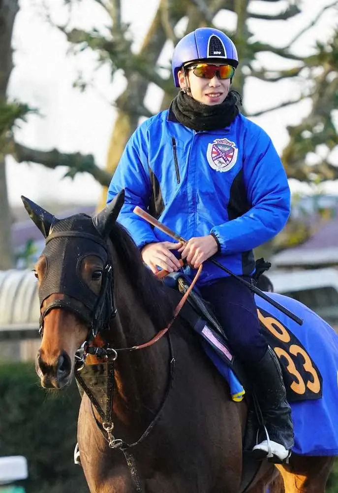 シンティレーションの追い切りを終え笑顔の横山武（撮影・村上大輔）