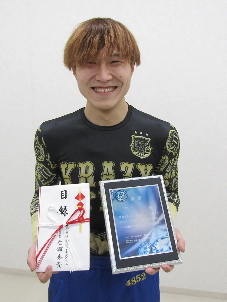 鳴門ルーキーシリーズで優勝し、喜びの表情を見せる川原