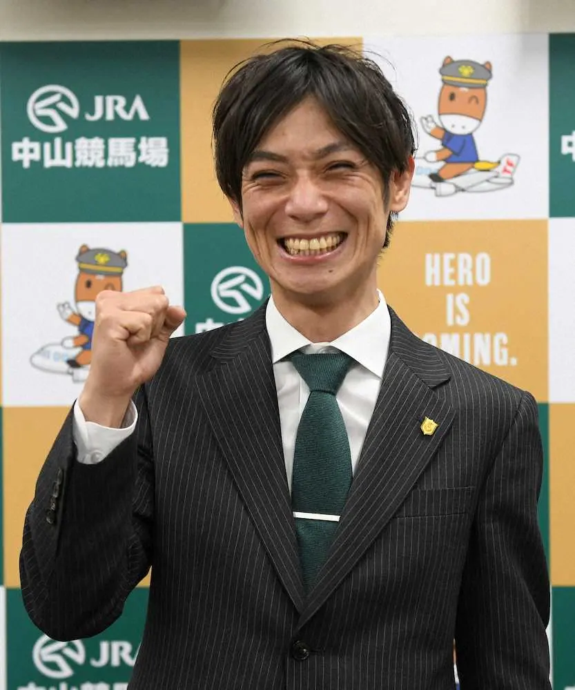 ＜中山7R＞コスモコラッジョでJRA初勝利を飾った嘉藤師は笑顔でガッツポーズ