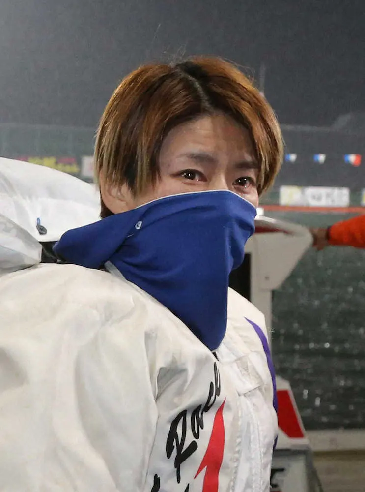 ＜SG第57回ボートレースクラシック＞初優勝に目頭をうるませる遠藤エミ（撮影・中村　達也）