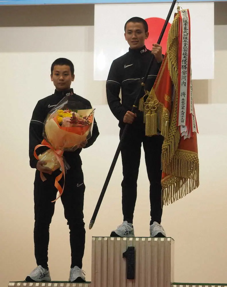 優勝した中山（右）と2着の高橋　　　　　　　　