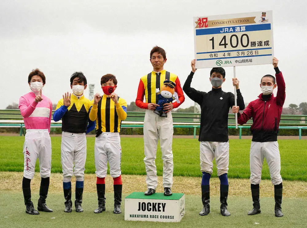＜中山10R・伏竜S＞デリカダでレースを制しJRA通算1400勝を達成した和田竜（左から4人目）は騎手仲間と記念撮影（撮影・郡司　修）