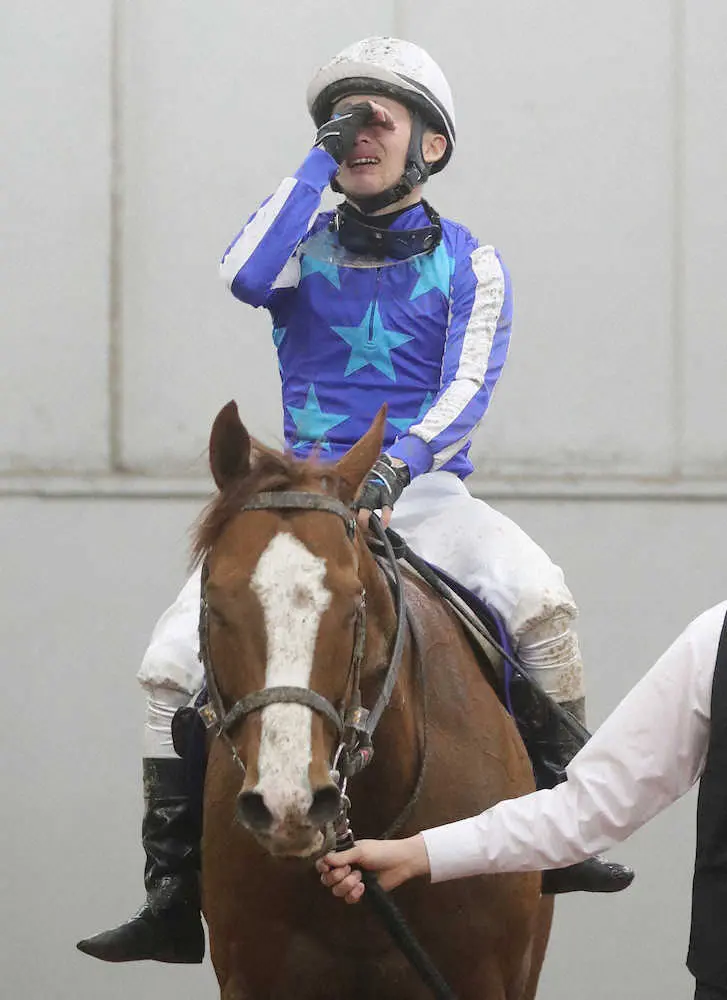 ＜中京競馬　11R・高松宮記念＞高松宮記念を制し、涙するナランフレグ騎乗の丸田（撮影・椎名　航）