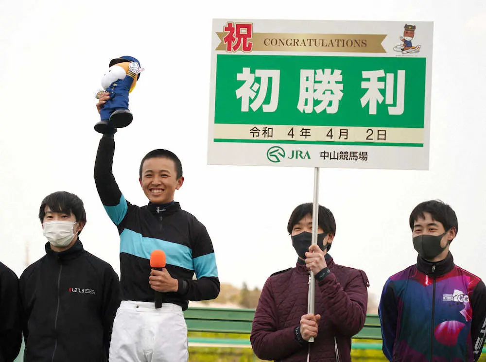 ＜中山12R＞フレーズメーカーでレースを制しJRA初勝利を挙げた西塚（左から2人目）は三浦（左から3人目）ら先輩騎手と記念撮影におさまる（撮影・郡司　修）