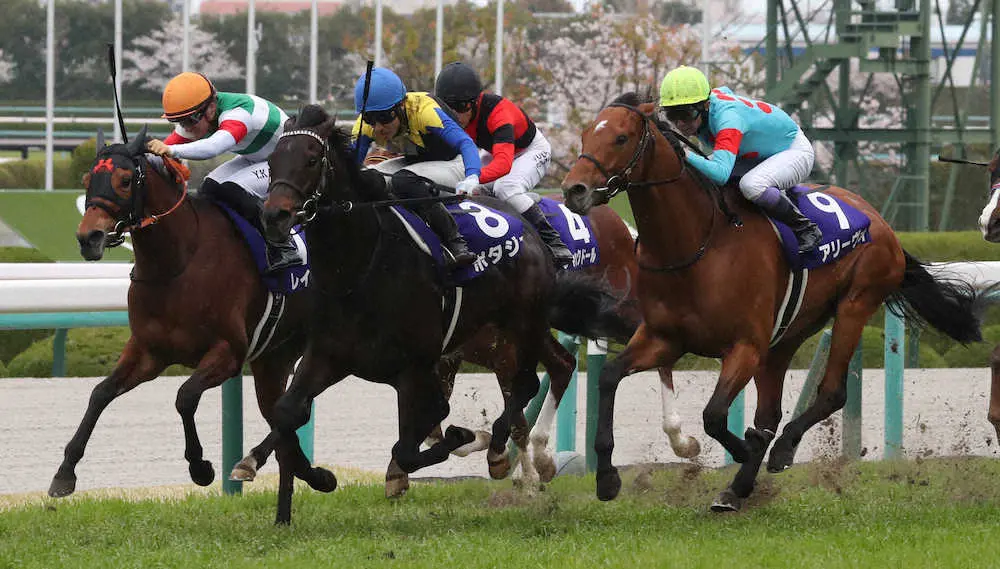 ＜阪神11R・大阪杯＞ゴール前、レイパパレ（左）、アリーヴォ（右）と競り合うポタジェ（8）（撮影・奥　調）