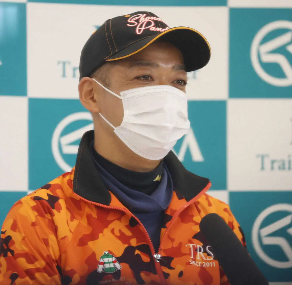 会見を行う高野友和調教師（撮影・亀井　直樹）