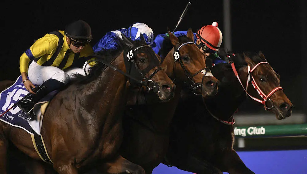 ドバイターフでロードノース（中央）、ヴァンドギャルド（左）と激しく競り合う吉田豊騎乗のパンサラッサ（AP）