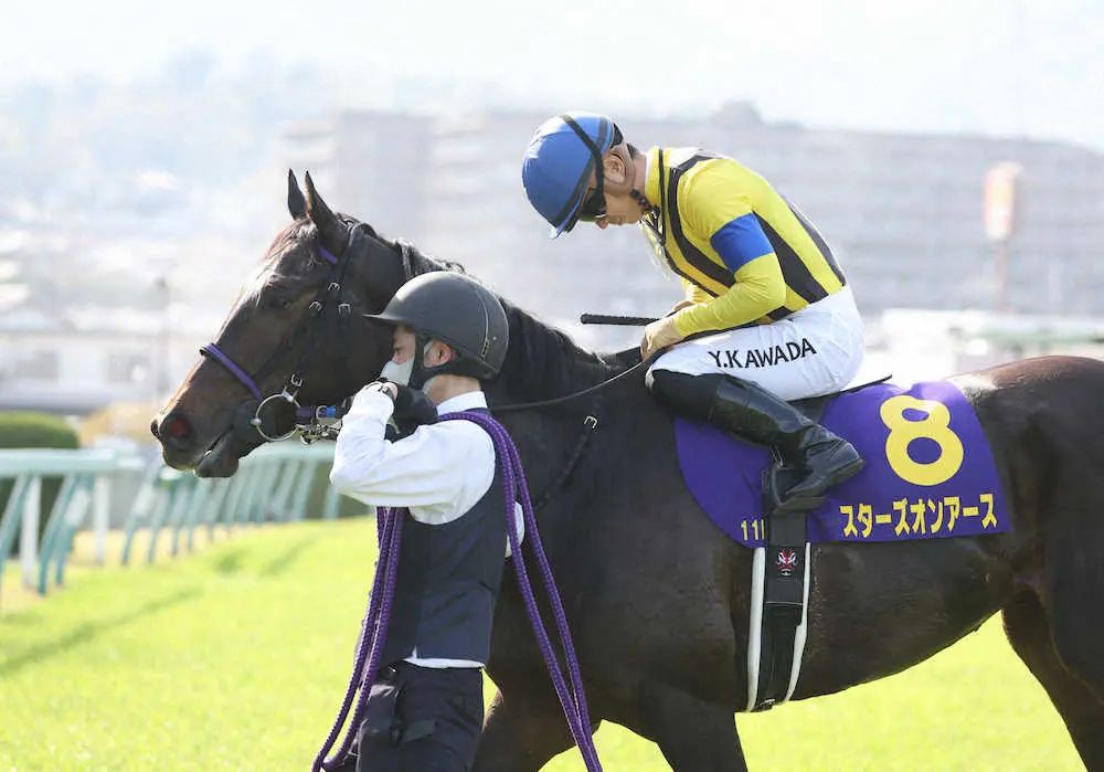 ＜阪神11R・桜花賞＞スターズオンアースで勝利しスタンドに一礼する川田（撮影・亀井　直樹）