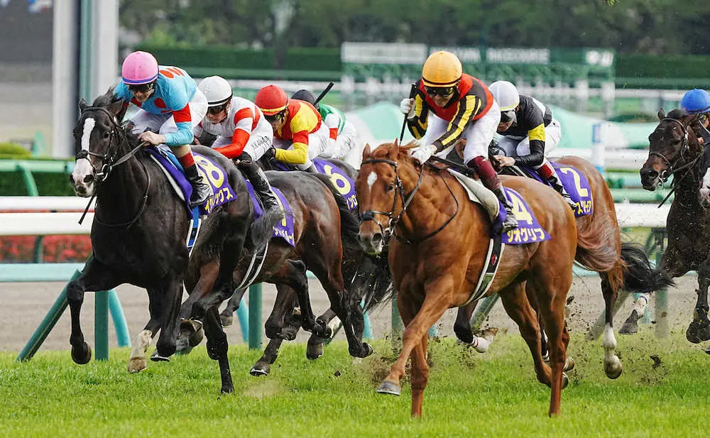 ＜第82回皐月賞＞レースを制したジオグリフ（中央右手前）。鞍上の福永はガッツポーズ。左端は2着のイクイノックス（撮影・郡司　修）
