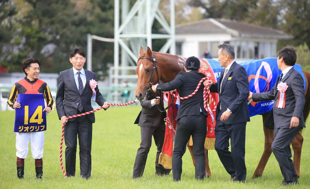 皐月賞を制して記念撮影する福永（左端）とサンデーレーシング・吉田俊介代表（左から2人目）＝撮影・西川祐介