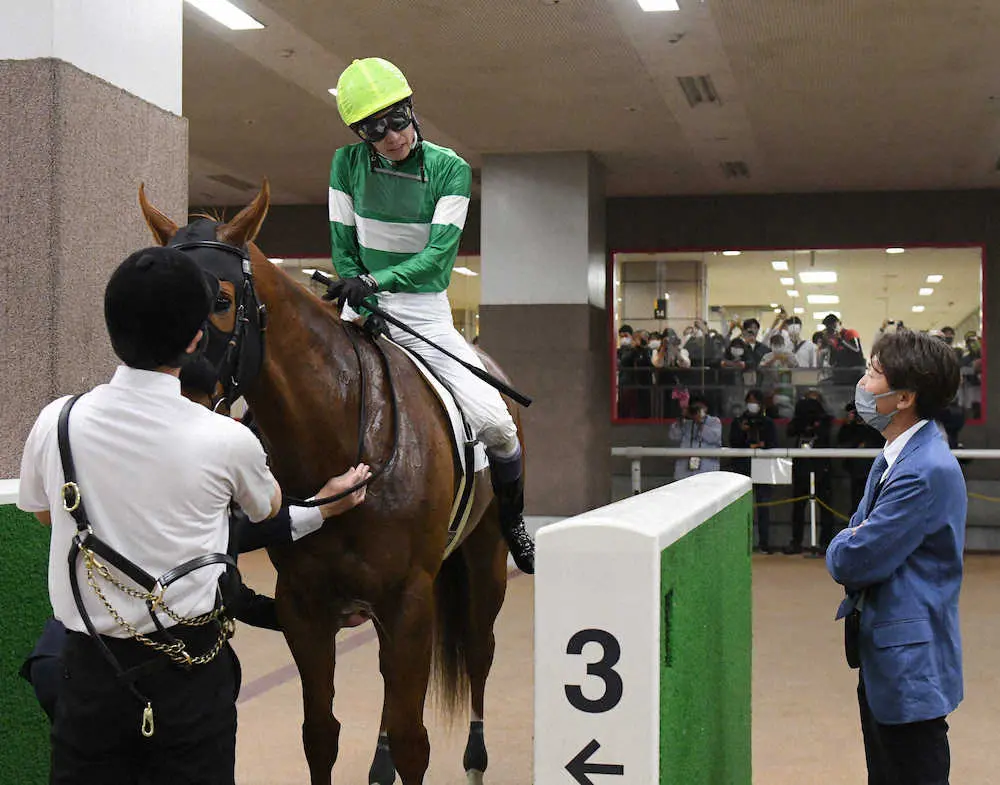 ＜東京競馬7R＞3着でレースを終えた武豊騎乗のダイナストーンと管理する蛯名正師（右端）
