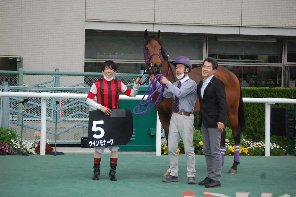 ＜福島9R・雪うさぎ賞＞快勝したウインモナーク。左は松岡騎手