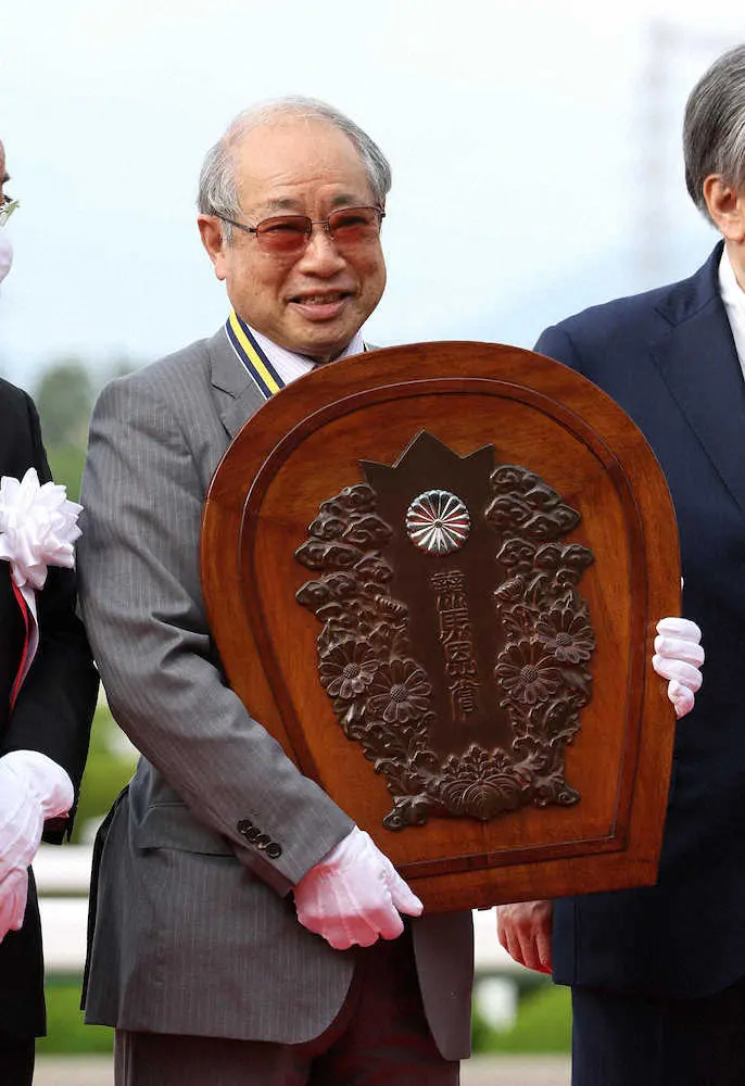 天皇盾を下賜される山田弘氏