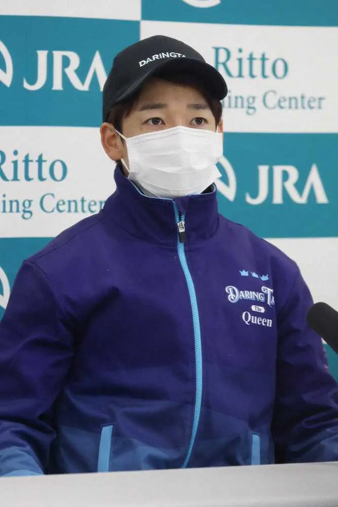 真剣な表情で質問に答える松山弘平