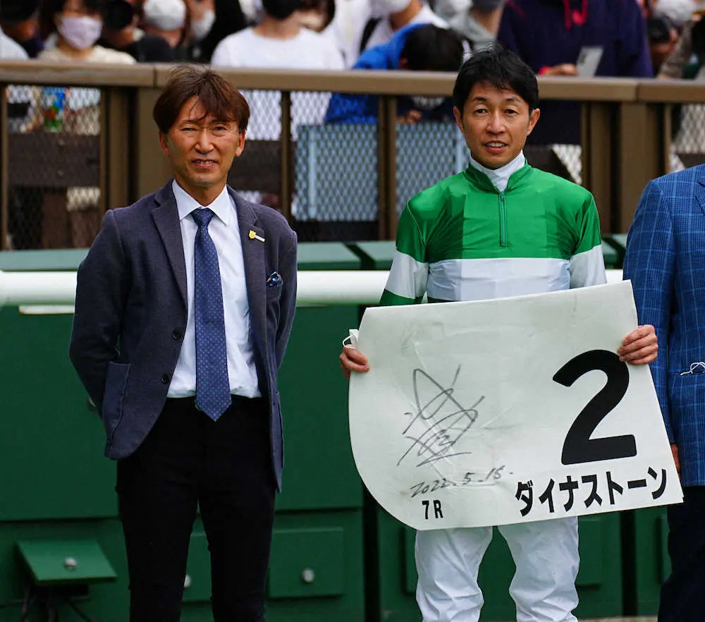 ＜東京競馬7R＞ダイナストーンでレースを制し蛯名正師（左）と記念撮影におさまる武豊（撮影・郡司　修）