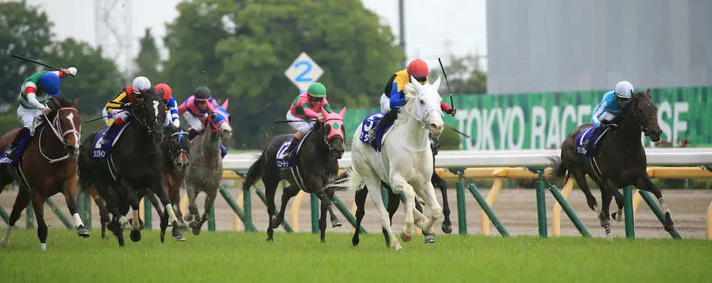 ＜ヴィクトリアマイル＞ヴィクトリアマイルを制した吉田隼騎乗のソダシ（中央）、右はデアリングタクト（撮影・西川祐介）