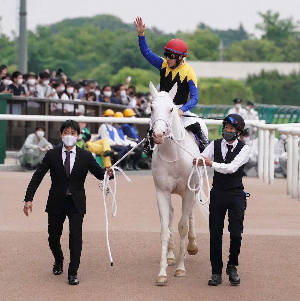＜ヴィクトリアマイル＞レースを制したソダシ。鞍上の吉田隼は観客席のファンに手を振る（撮影・郡司　修）