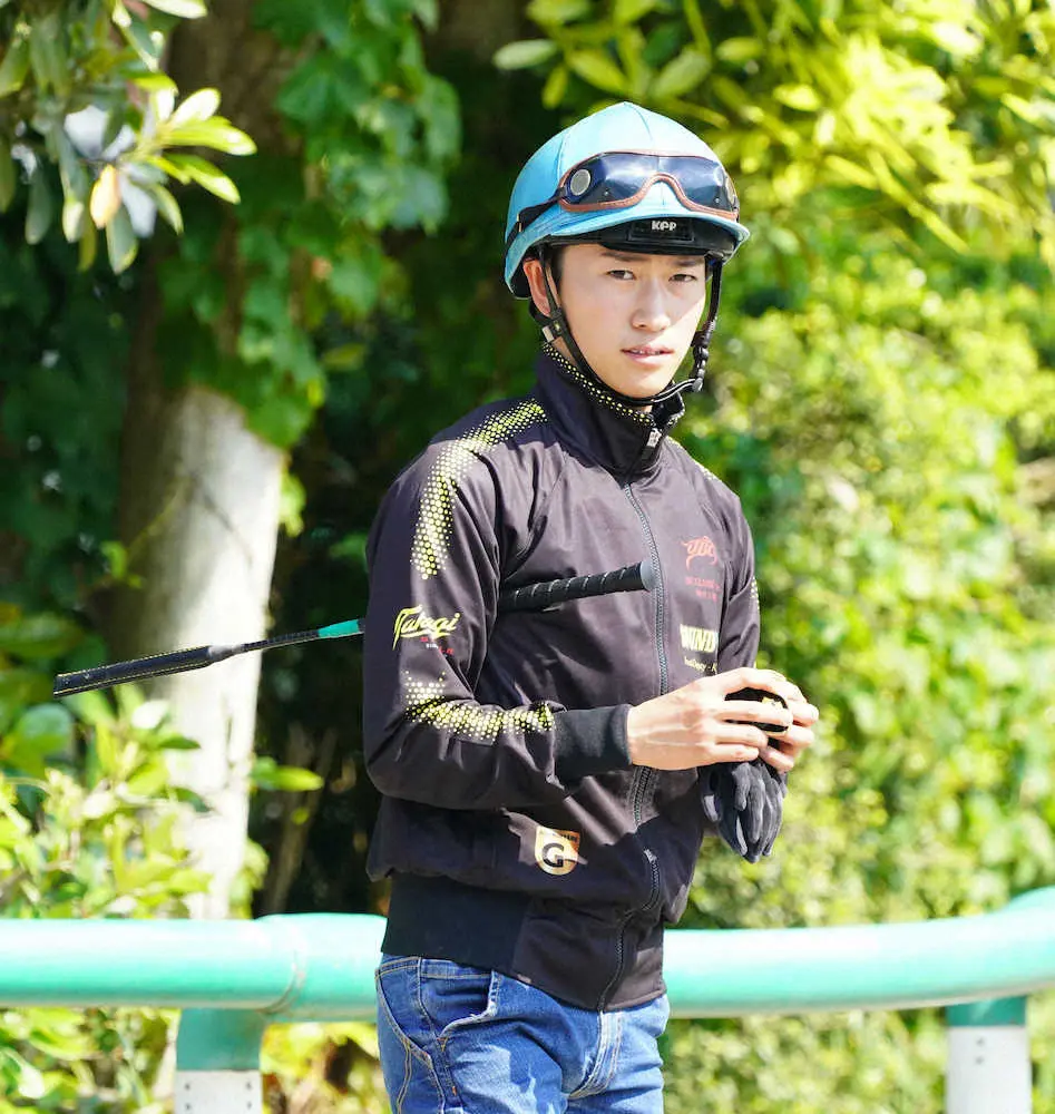 オニャンコポンと初のダービーに挑む菅原明（撮影・西川祐介）