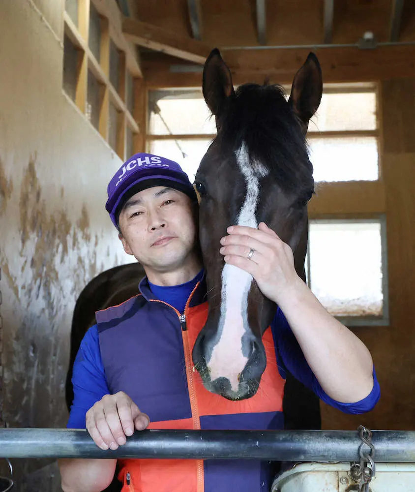 ビーアストニッシドと佐々木助手（撮影・亀井直樹）