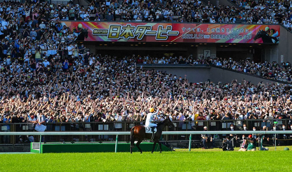 ＜日本ダービー＞レースを制したドウデュース。ウイニングランで鞍上の武豊はガッツポーズ（撮影・郡司　修）