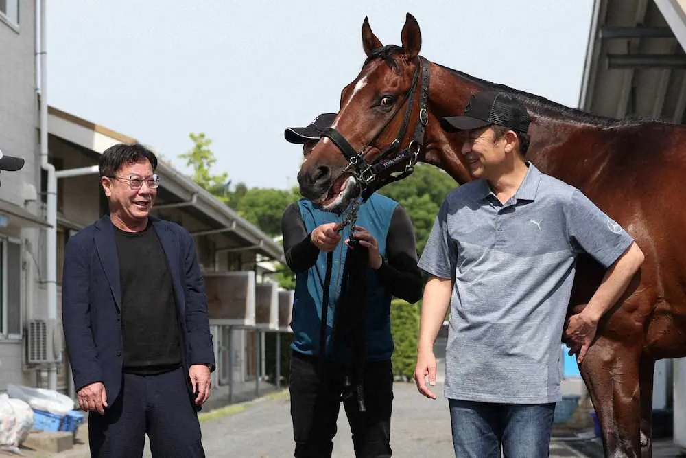 日本ダービーを制したドウデュースを労う松島正昭オーナー（左）。　（右は友道康夫調教師）