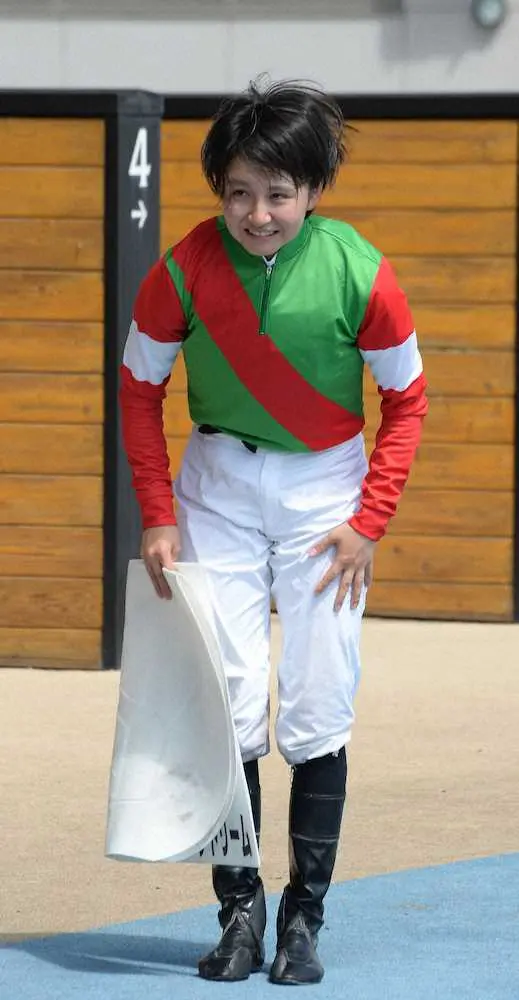 函館初参戦で8Rチェイスザドリームで初勝利して応援の観客に頭を下げる古川吉洋奈穂騎手　