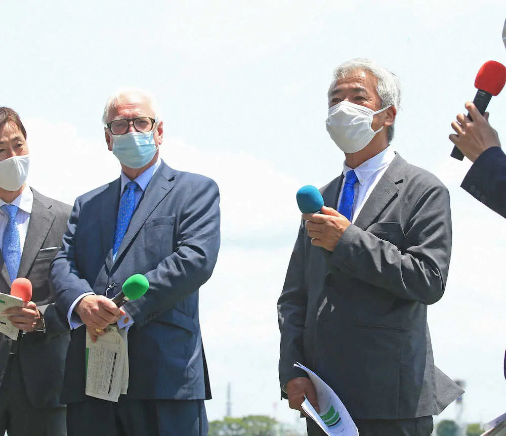 トークショーを行った藤沢和雄氏＝右（撮影・西川祐介）