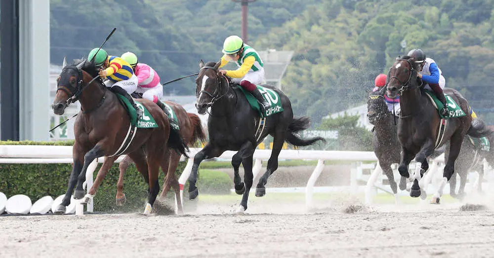 ＜小倉11R・プロキオンS＞差し切って重賞初制覇を果たした川田騎乗のゲンパチルシファー＝左端（撮影・中村　達也）