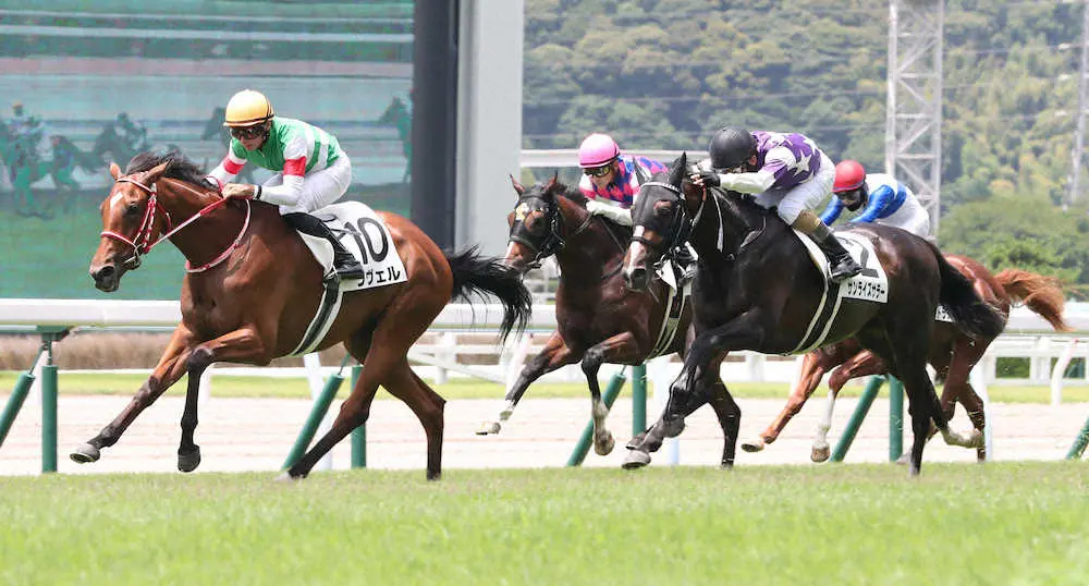 小倉の新馬戦を制したラヴェル（左）