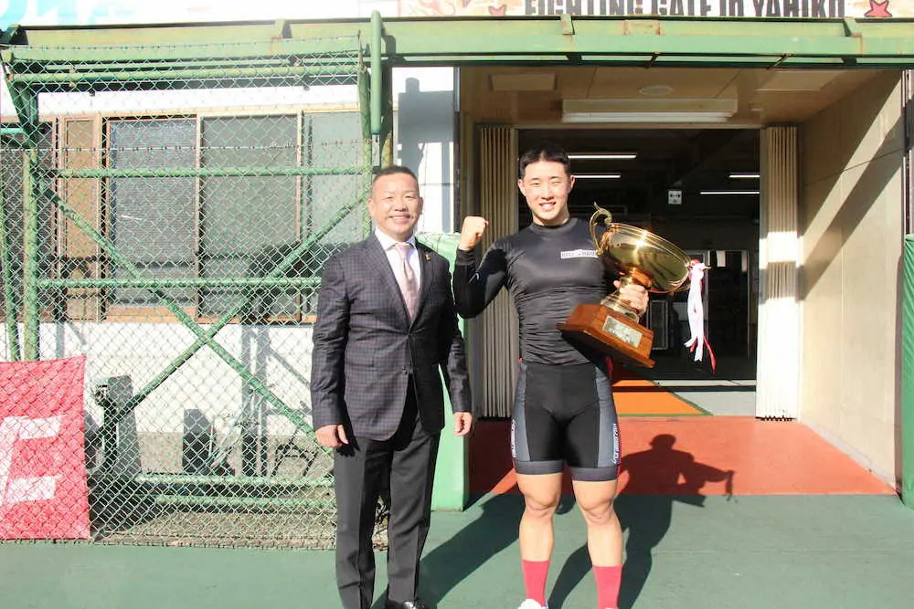13日の弥彦競輪スポニチ賞・小橋正義杯で優勝を飾り、デビュー24連勝を達成した中野慎詞（左）と小橋正義氏（弥彦競輪場提供）
