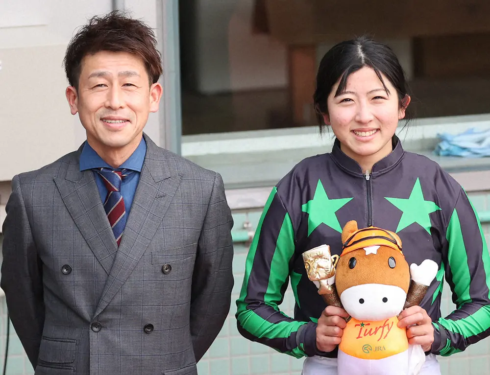 今村聖奈と父・康成氏（左）