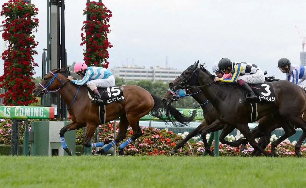 ＜札幌11R・しらかばS＞11番人気で逃げ切ったミニオンペール＝左（撮影・千葉　茂）