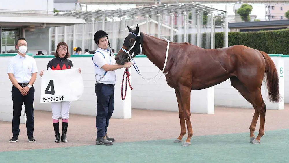 小倉6Rをミーナティエルナで勝利し、この日2勝目を挙げた永島＝中央（撮影・中村　達也）