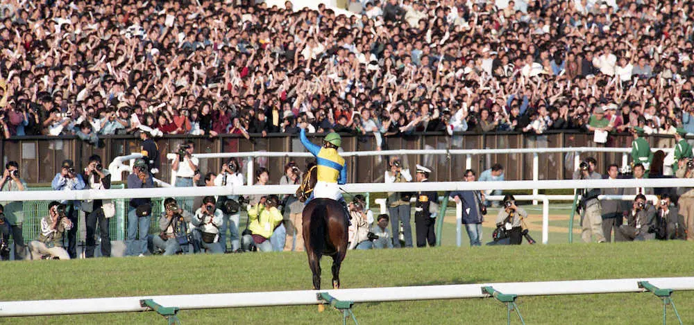 97年の天皇賞・秋を制し、大観衆の前でウイニングランを披露するエアグルーヴと武豊