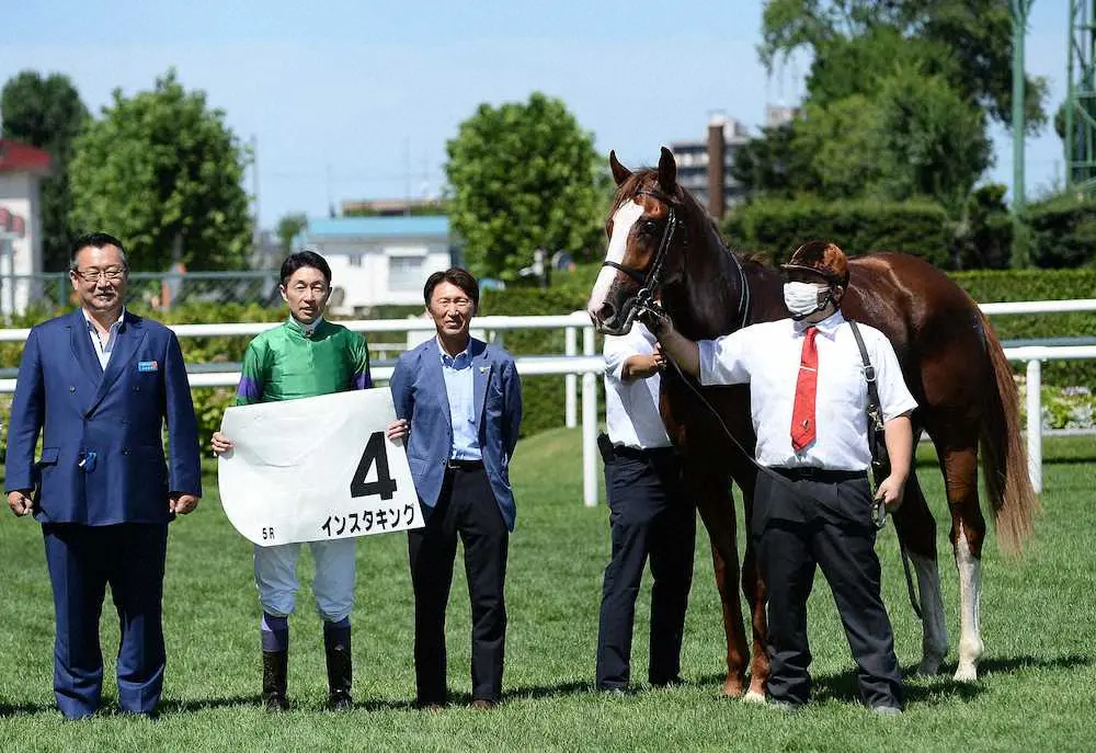 ＜札幌5R＞インスタキングで勝利した武豊（左から2人目）と蛯名師（中央）（撮影・千葉　茂）