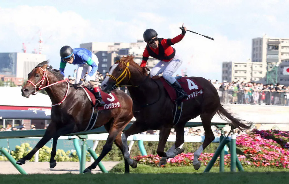 ＜札幌記念＞勝利したジャックドールの馬上で藤岡佑は左手を突き上げる（撮影・高橋茂夫）