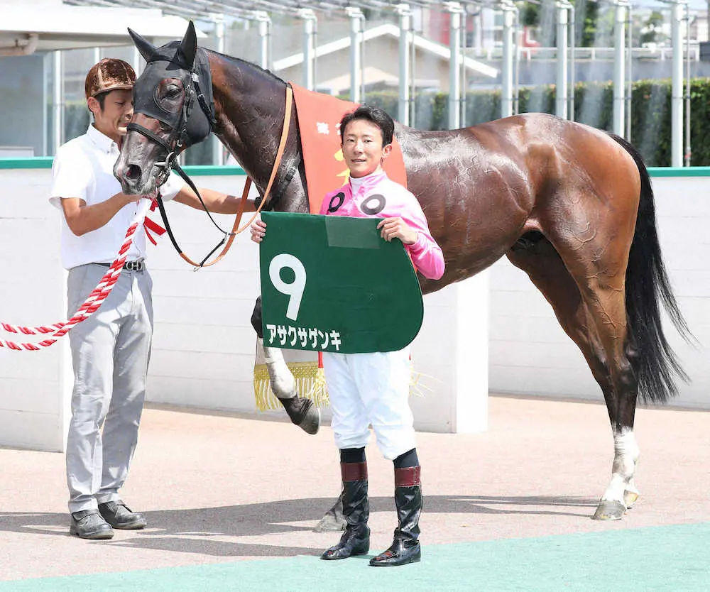 ＜小倉8R小倉サマージャンプ＞1着のアサクサゲンキと石神深一（撮影・中村　達也）