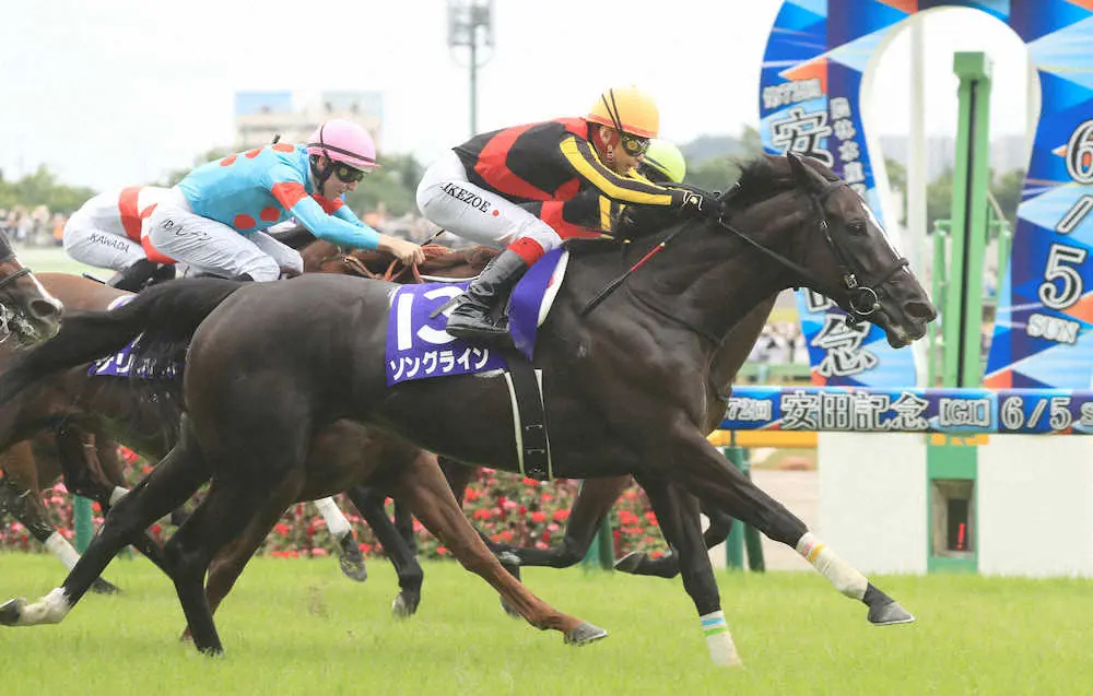 安田記念を制したソングライン（手前）