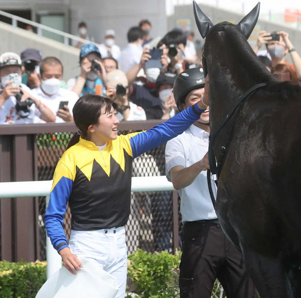 ＜中京2R・2歳未勝利＞騎乗したトゥーテイルズを労う今村聖奈（撮影・椎名　航）