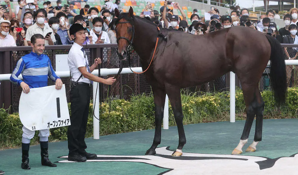 ＜中京5R＞新馬戦を制したC・ルメールとオープンファイア（撮影・椎名　航）