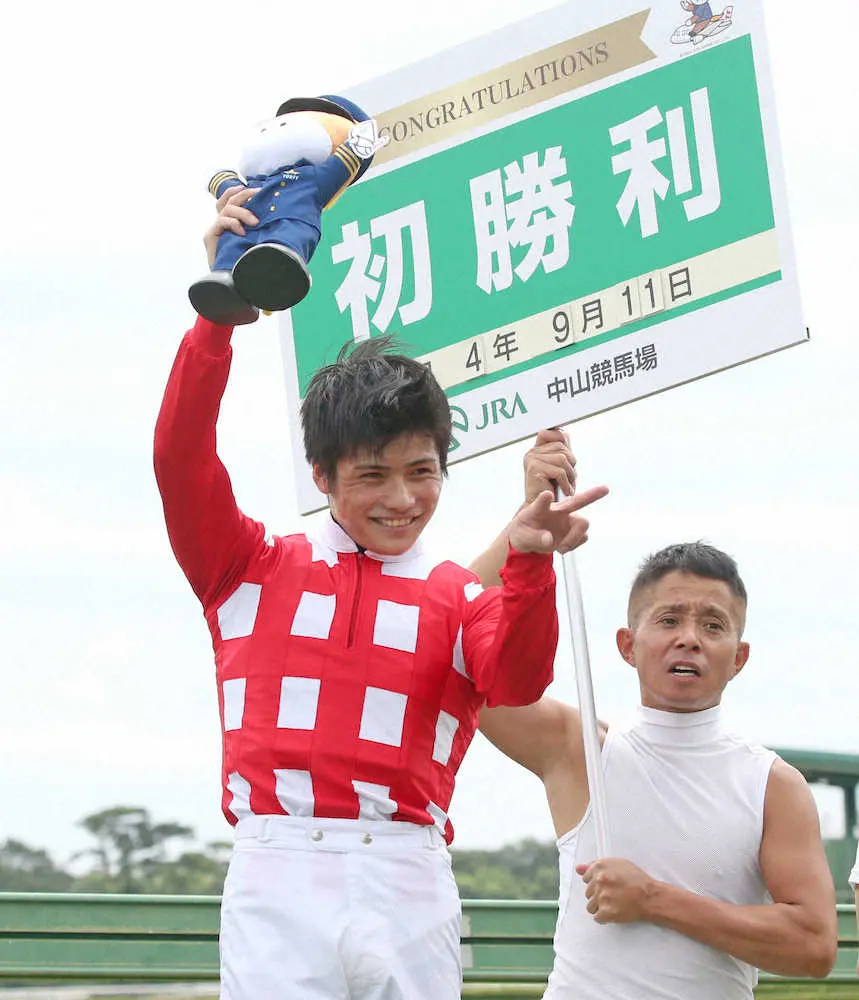 ＜中山1R・2歳未勝利＞ネバレチュゴーに騎乗しJRA初勝利に笑顔の水沼。右は岩田康（撮影・西川　祐介）