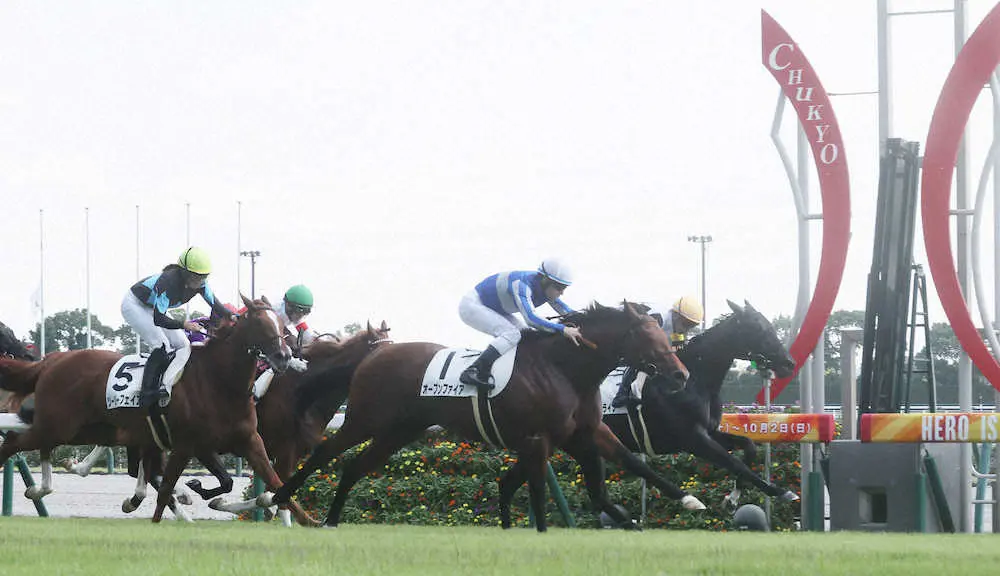 ＜中京5R・新馬戦＞ゴール直前で先頭に立ち、レースを制したルメール騎乗のオープンファイア＝右手前（撮影・椎名　航）