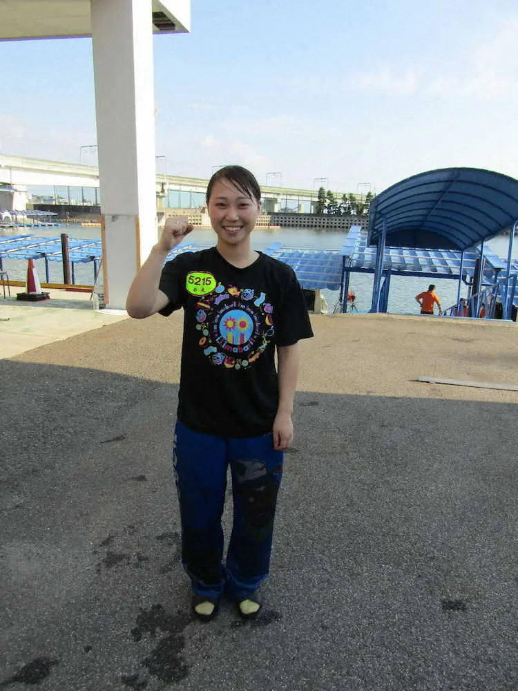デビュー初1着の水神祭を終えてガッツポーズの石丸小槙